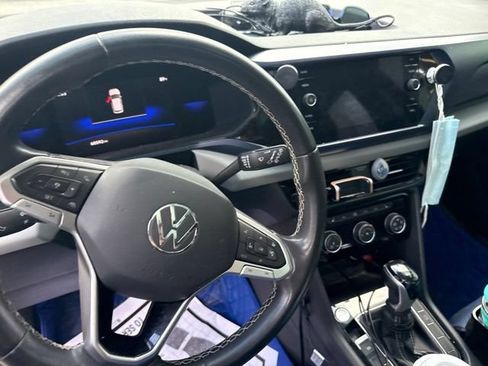 Used 2023 Volkswagen Taos SE w/ Panoramic Sunroof Package FWD image 21