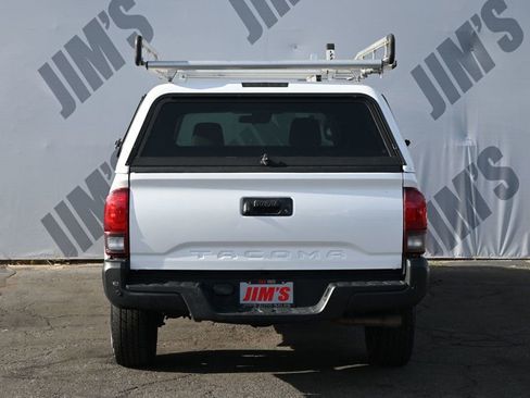 Used 2018 Toyota Tacoma SR image 4