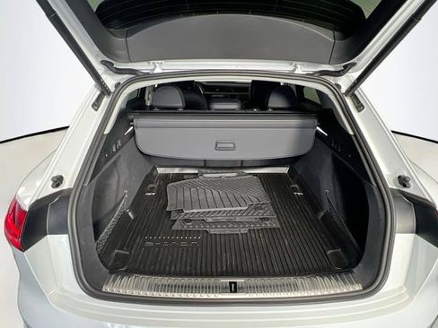 Used 2023 Audi e-tron Premium Plus w/ Premium Plus Package image 28