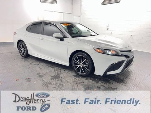 Used 2022 Toyota Camry SE w/ Convenience Package image 3