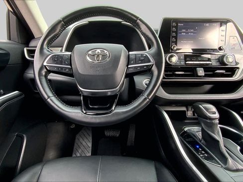 Certified 2020 Toyota Highlander XLE AWD/4WD image 6