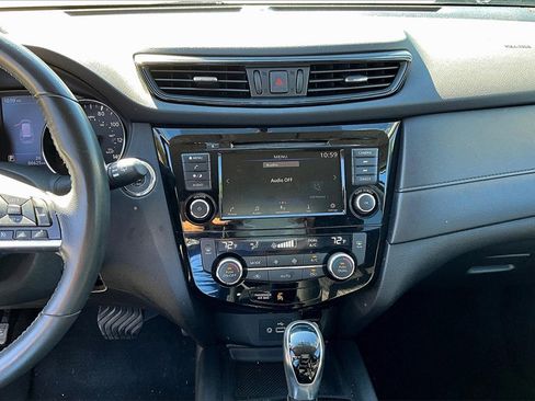 Used 2018 Nissan Rogue SV image 29