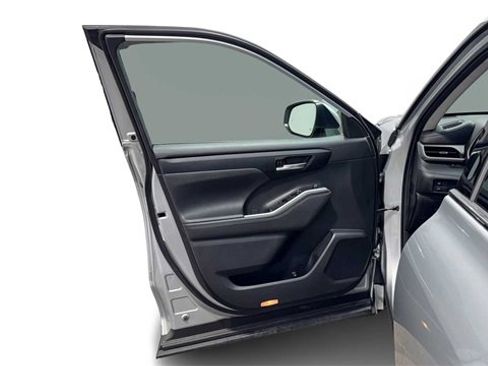 Used 2020 Toyota Highlander XLE image 10