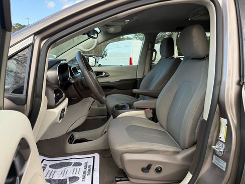 Used 2017 Chrysler Pacifica Touring Plus w/ Tire & Wheel Group image 12