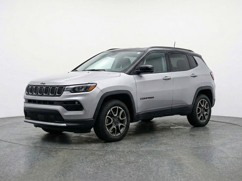 Used 2025 Jeep Compass Trailhawk image 3