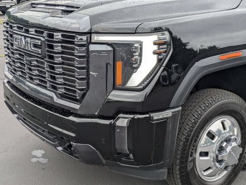 Used 2024 GMC Sierra 3500 Denali Ultimate AWD/4WD image 9