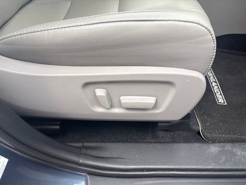 Used 2019 Toyota Highlander XLE AWD/4WD image 29