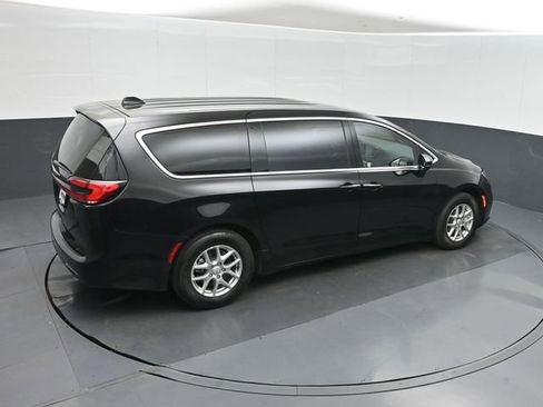 Used 2025 Chrysler Pacifica Select image 30