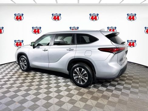 Used 2023 Toyota Highlander XLE AWD/4WD image 6