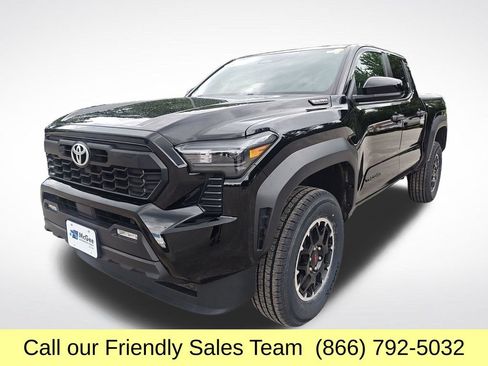 Certified 2024 Toyota Tacoma TRD Off-Road AWD/4WD image 1