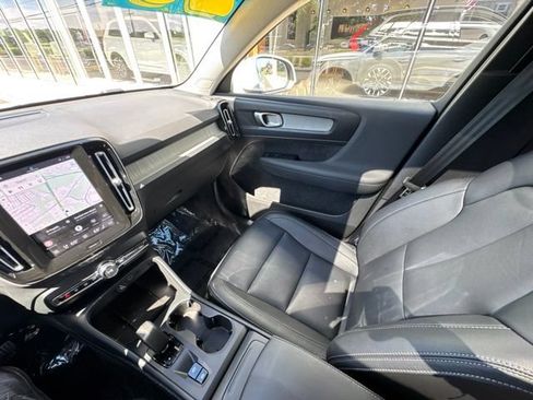 Certified 2025 Volvo XC40 B5 Core AWD/4WD image 22