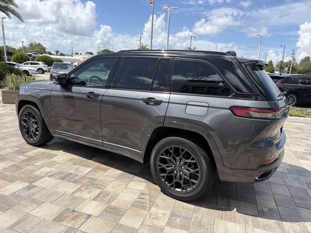 Used 2025 Jeep Grand Cherokee Summit w/ Obsidian Package AWD/4WD image 4