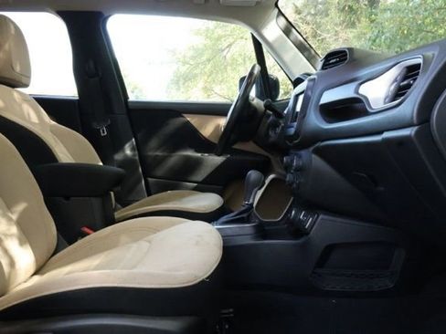 Used 2019 Jeep Renegade Latitude w/ Cold Weather Group image 10