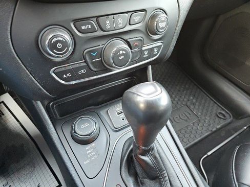 Used 2019 Jeep Cherokee Latitude Plus w/ Cold Weather Group image 25