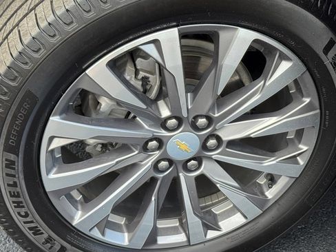 Used 2023 Chevrolet Traverse Premier FWD image 14