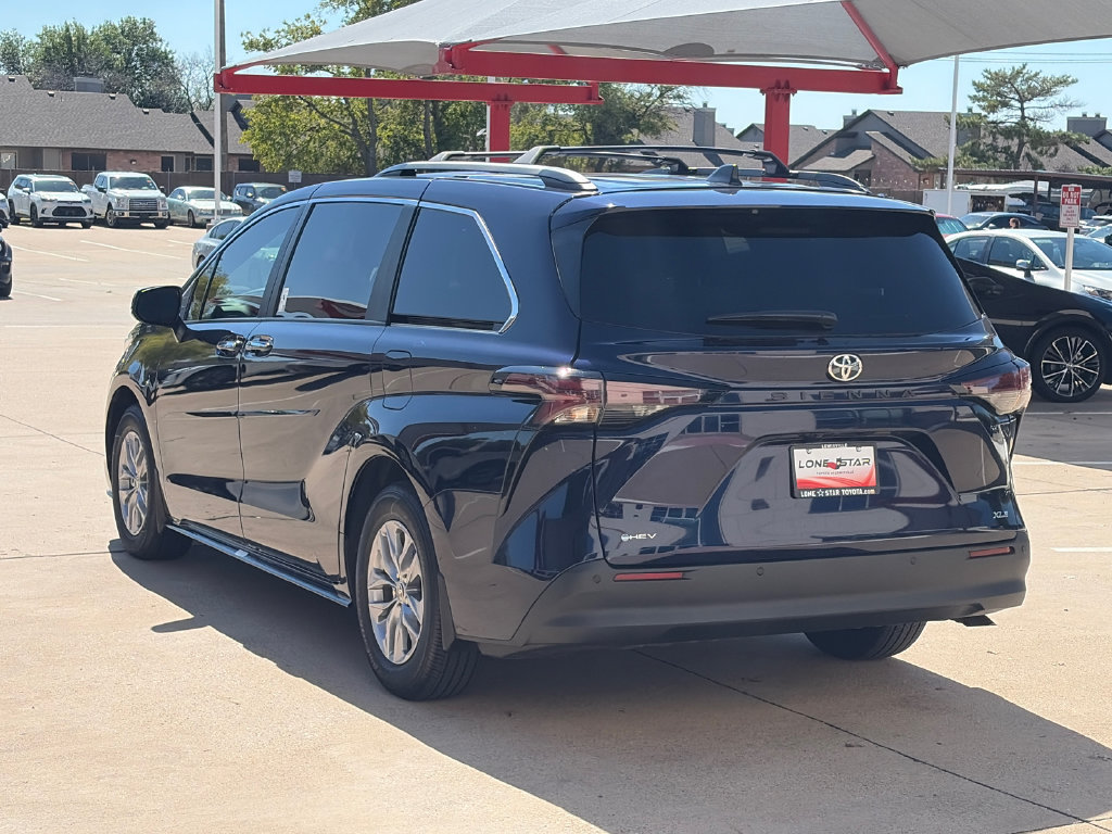 Used 2026 Toyota Sienna XLE FWD image 5