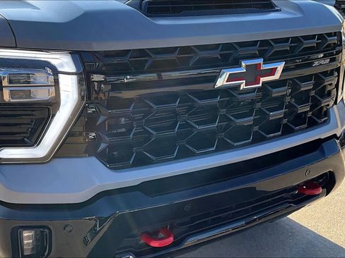 Used 2025 Chevrolet Silverado 2500 ZR2 w/ Technology Package image 29