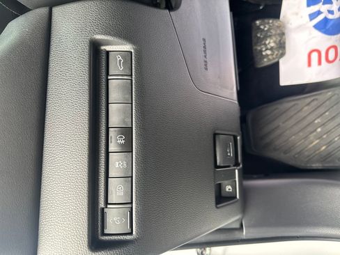 Used 2024 Toyota Venza LE image 31