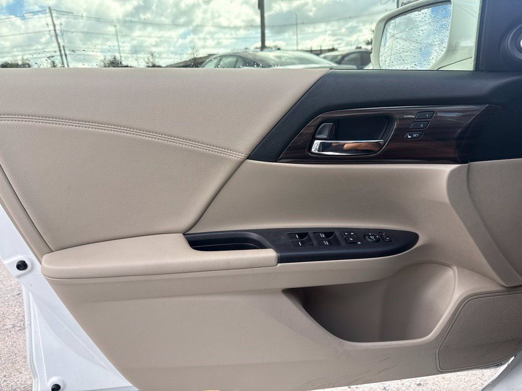 Used 2017 Honda Accord Touring image 14