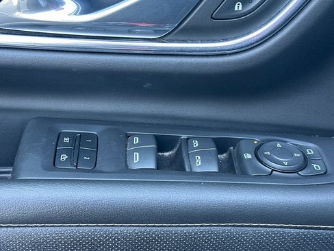 Used 2023 GMC Yukon XL SLT image 11