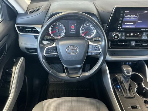 Used 2022 Toyota Highlander LE FWD image 13