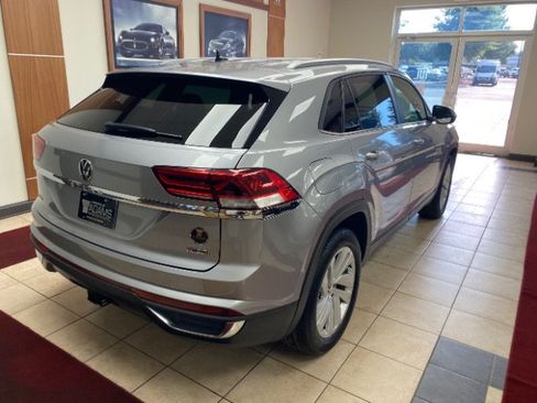 Used 2022 Volkswagen Atlas Cross Sport SE AWD/4WD image 2