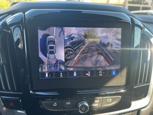 Used 2023 Chevrolet Traverse Premier image 39