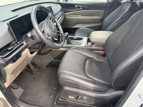 Used 2025 Kia Carnival FWD image 9