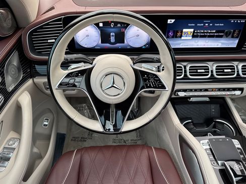 Used 2025 Mercedes-Benz Maybach GLS 600 4MATIC image 34