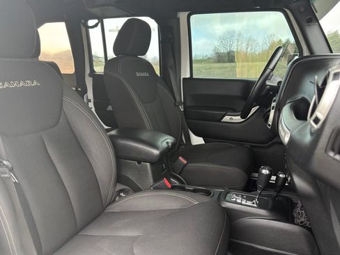 Used 2016 Jeep Wrangler Unlimited Sahara w/ Connectivity Group AWD/4WD image 19