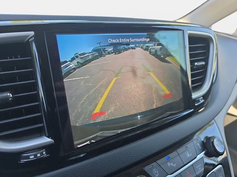 Used 2024 Chrysler Pacifica Touring-L FWD image 21
