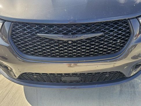 Used 2023 Chrysler Pacifica Touring-L w/ S Appearance Package FWD image 6