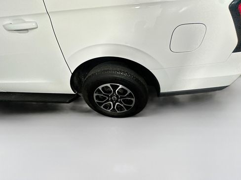 Used 2024 Ford Expedition Max XLT image 11