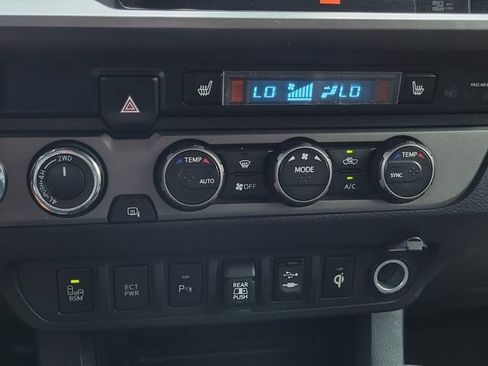 Used 2019 Toyota Tacoma TRD Sport w/ TRD Premium Sport Package AWD/4WD image 30