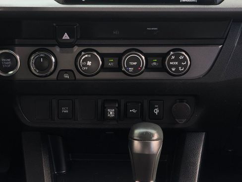 Certified 2020 Toyota Tacoma TRD Off-Road AWD/4WD image 17