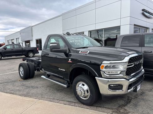 Used 2024 RAM 3500 SLT w/ Quick Order Package 2YG SLT image 10