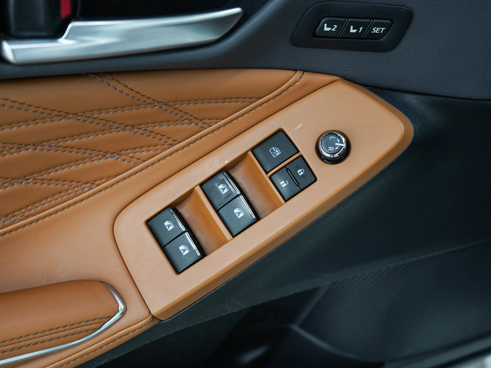 Used 2019 Toyota Avalon Limited FWD image 18