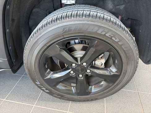 Used 2025 Jeep Grand Cherokee Altitude AWD/4WD image 5