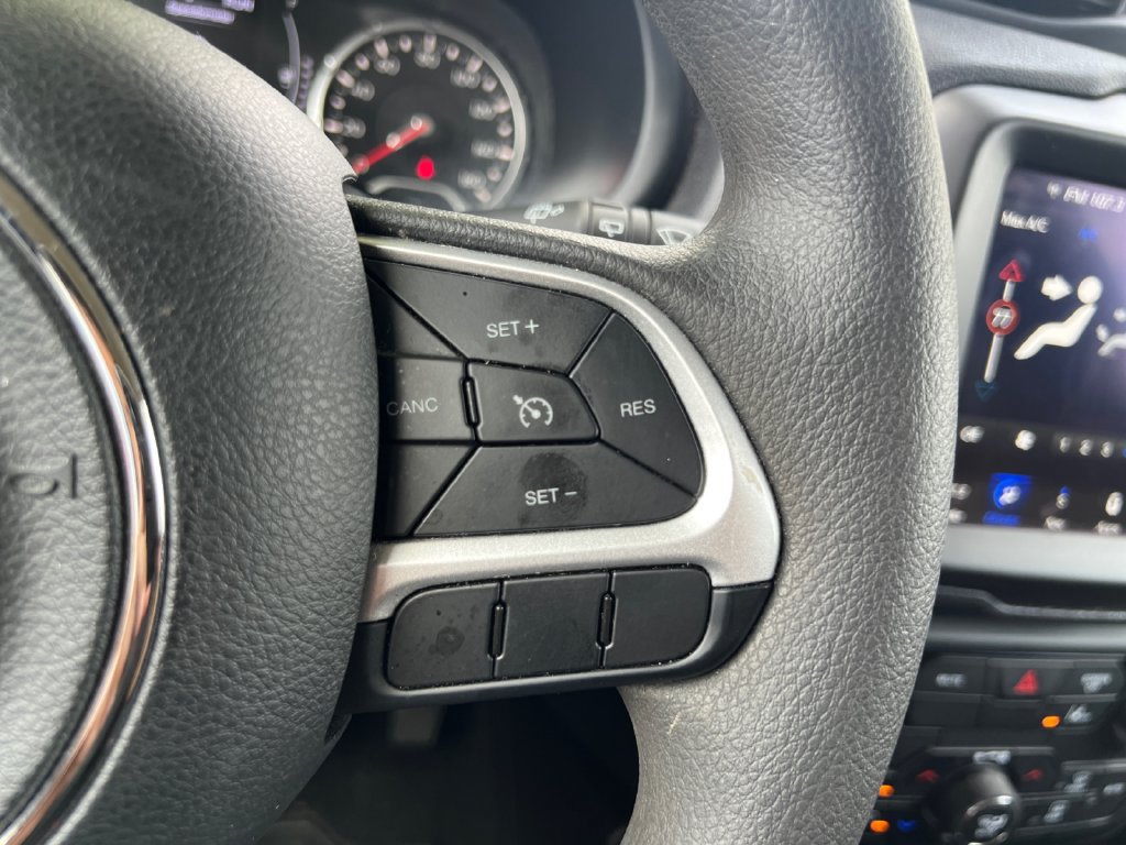 Used 2023 Jeep Renegade Latitude AWD/4WD image 17