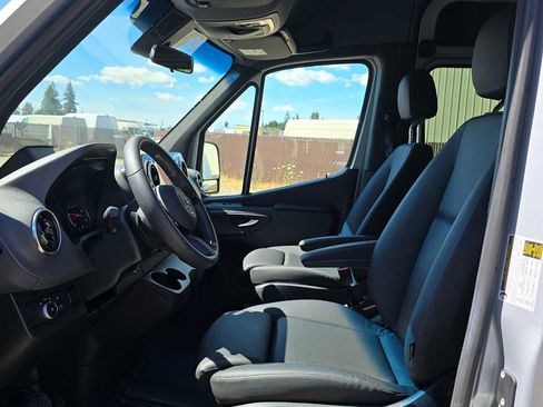 Used 2025 Mercedes-Benz Sprinter 2500 image 21