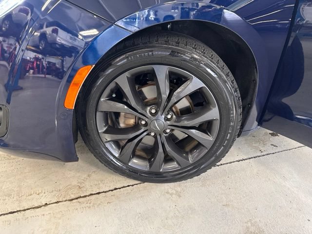 Used 2019 Chrysler Pacifica Limited w/ Advanced Safetytec Group FWD image 46