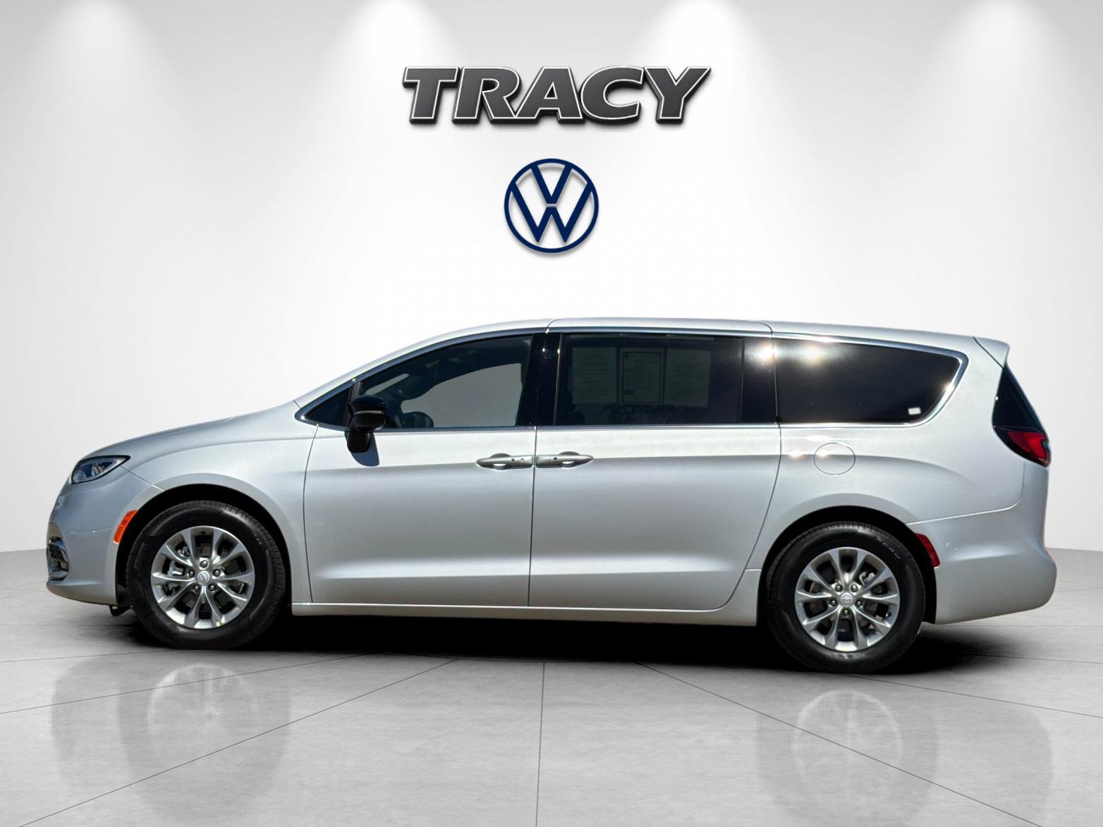 Used 2026 Chrysler Pacifica Limited FWD image 7