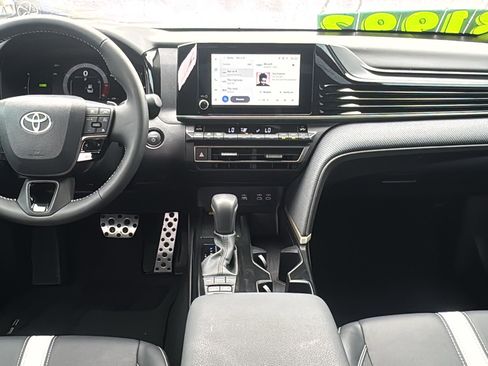 Used 2025 Toyota Camry SE w/ Convenience Package image 16