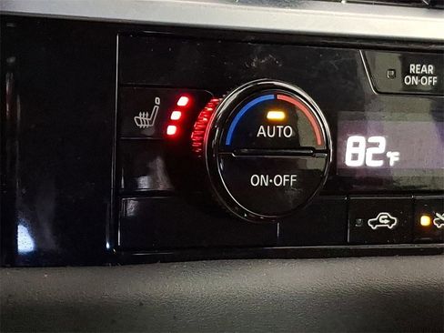 Used 2024 Nissan Pathfinder SL image 25