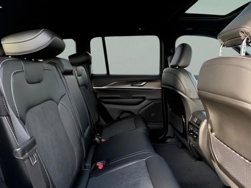 New 2026 Jeep Grand Cherokee Altitude AWD/4WD image 9
