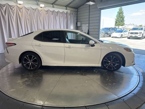 Used 2019 Toyota Camry SE FWD image 3