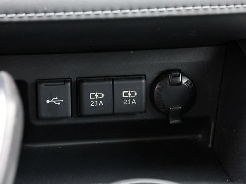 Used 2021 Toyota Highlander XLE AWD/4WD image 25