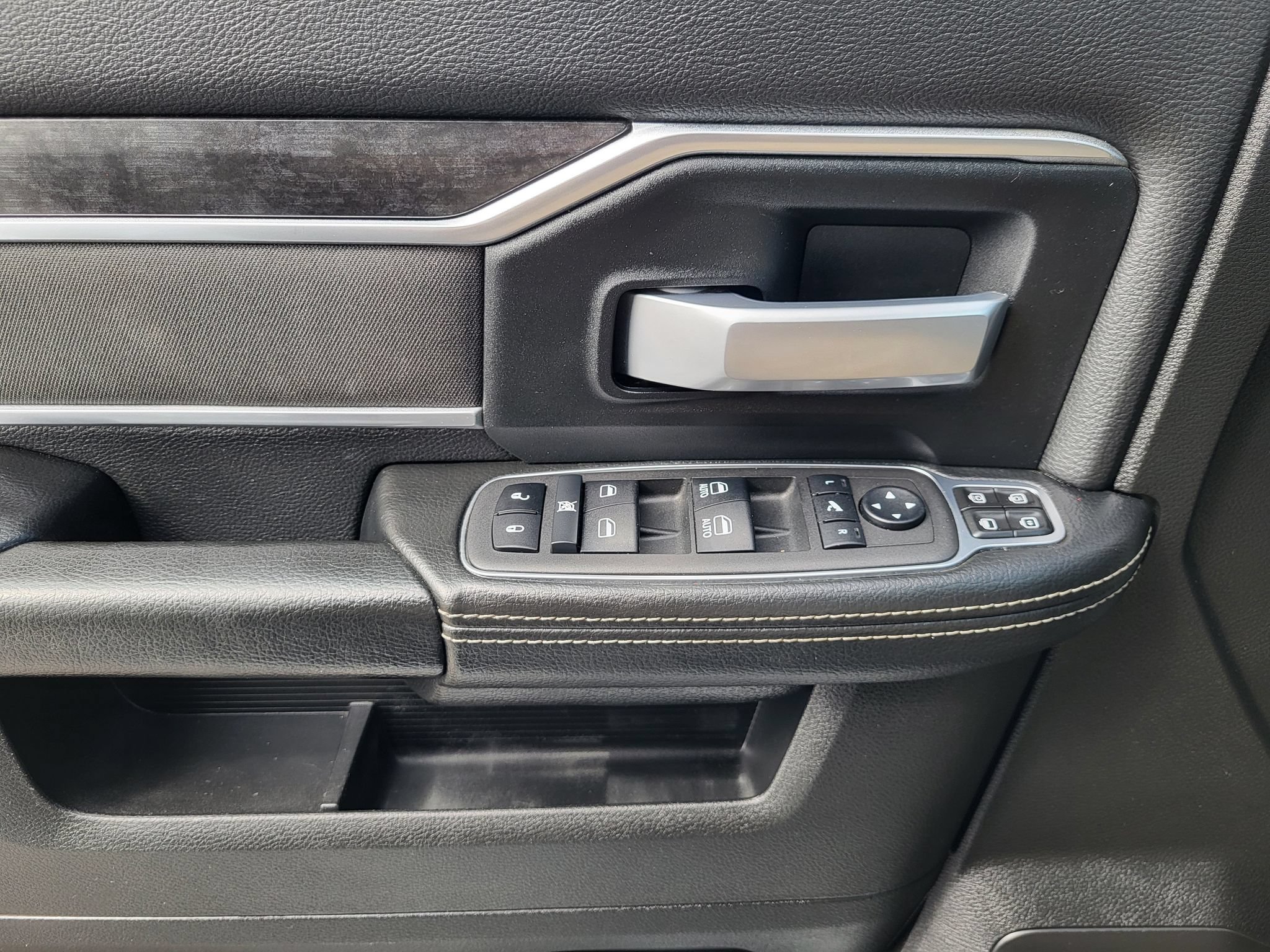 Used 2024 RAM 3500 Big Horn AWD/4WD image 18