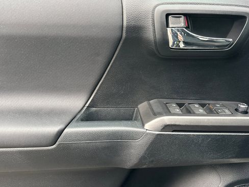 Used 2016 Toyota Tacoma TRD Sport image 10