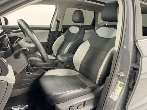Used 2022 Volkswagen Taos SEL w/ Panoramic Sunroof Package FWD image 11